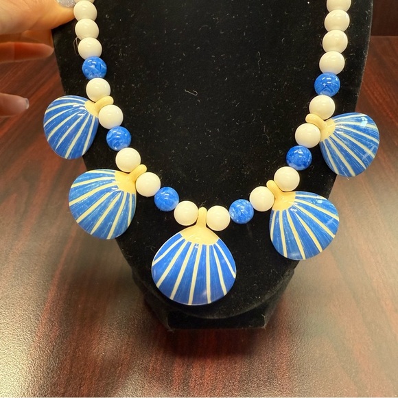 Avon “Seashore” Malibu Blue and White Beaded Necklace with Shell Accents NIB - Picture 7 of 7